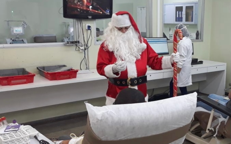 Papai Noel doador chega ao Hemoce nesta quarta (15) para incentivar gesto solidário