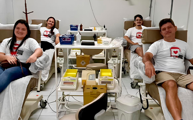 Mães que cuidam, ensinam e inspiram: voluntária do Hemoce é exemplo de solidariedade para os filhos